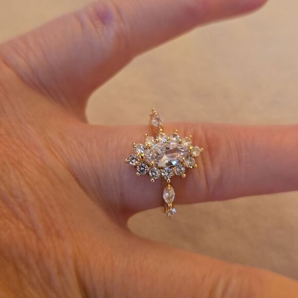 Gold tone size 8 sparkling ring - Picture 2 of 11